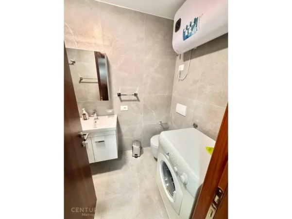 Tirane, jepet me qera apartament 2+1+Ballkon Kati 3, 95 m² 900 € (komuna e parisit)