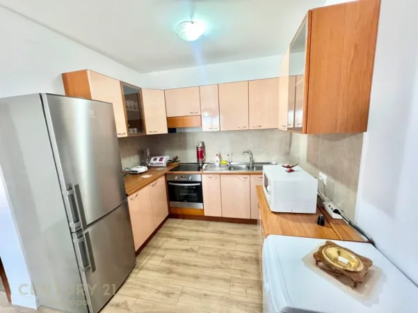 Tirane, jepet me qera apartament 2+1+Ballkon Kati 3, 95 m² 900 € (komuna e parisit)
