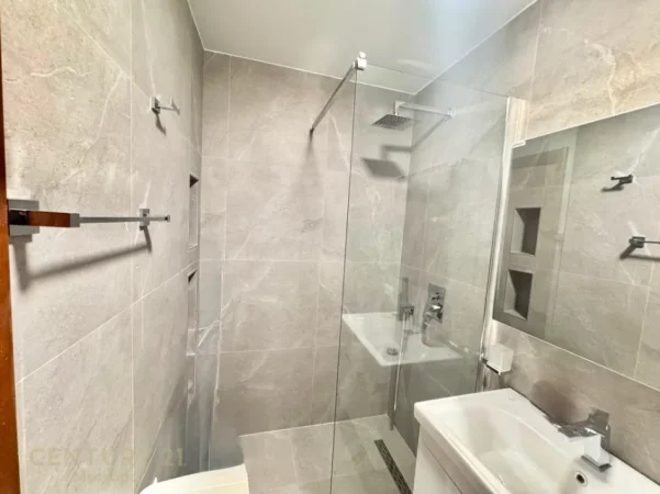Tirane, jepet me qera apartament 2+1+Ballkon Kati 3, 95 m² 900 € (komuna e parisit)