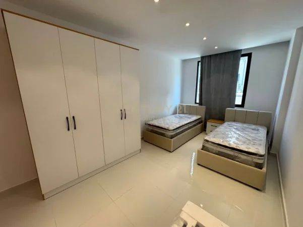 Tirane, jepet me qera apartament 2+1+Ballkon Kati 1, 127 m² 1.000 € (liqeni i thate)