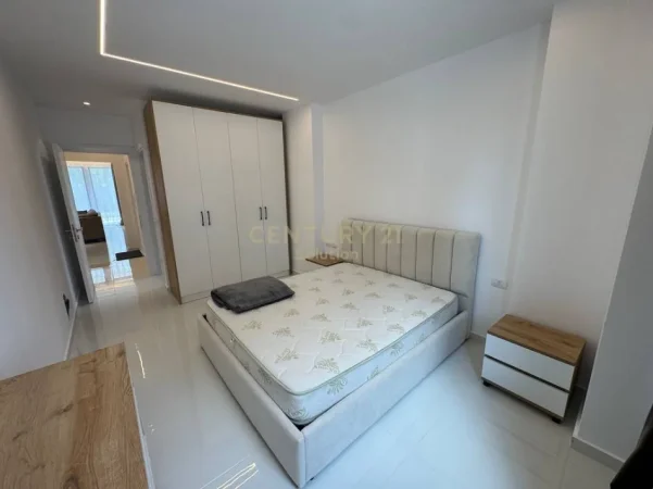 Tirane, jepet me qera apartament 2+1+Ballkon Kati 1, 127 m² 1.000 € (liqeni i thate)