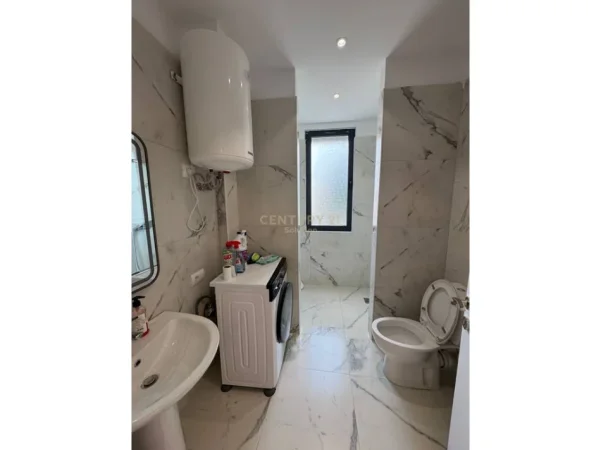 Tirane, jepet me qera apartament 2+1+Ballkon Kati 1, 127 m² 1.000 € (liqeni i thate)