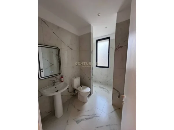 Tirane, jepet me qera apartament 2+1+Ballkon Kati 1, 127 m² 1.000 € (liqeni i thate)