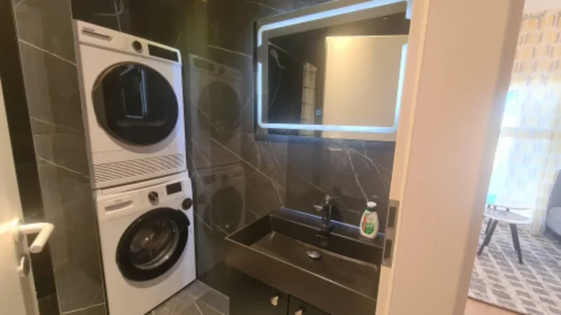Tirane, jepet me qera apartament 1+1 Kati 5, 200 € (Rezidenca kadiu)