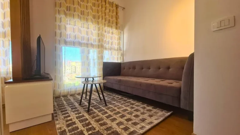 Tirane, jepet me qera apartament 1+1 Kati 5, 200 € (Rezidenca kadiu)