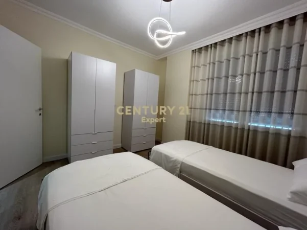 Tirane, jepet me qera apartament 2+1+Ballkon Kati 2, 110 m² 1.100 € (pazari i ri)