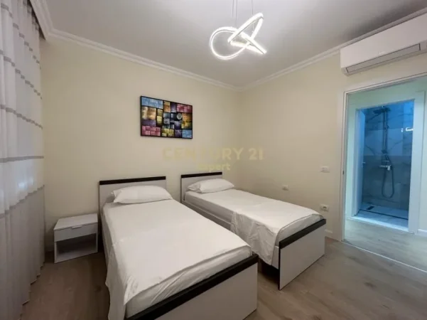 Tirane, jepet me qera apartament 2+1+Ballkon Kati 2, 110 m² 1.100 € (pazari i ri)