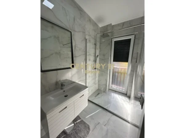 Tirane, jepet me qera apartament 2+1+Ballkon Kati 2, 110 m² 1.100 € (pazari i ri)