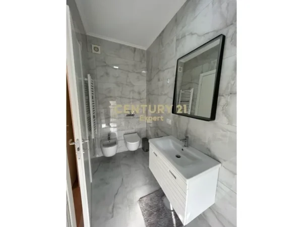 Tirane, jepet me qera apartament 2+1+Ballkon Kati 2, 110 m² 1.100 € (pazari i ri)