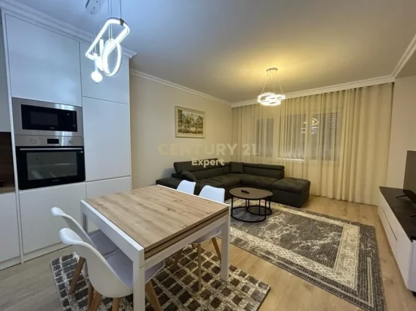 Tirane, jepet me qera apartament 2+1+Ballkon Kati 2, 110 m² 1.100 € (pazari i ri)