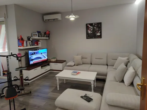 Tirane, jepet me qera apartament 1+1 Kati 5, 71 m² 670 € (komuna parisit)