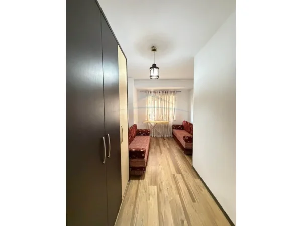 Tirane, jepet me qera apartament 2+1+Ballkon Kati 5, 116 m² 500 € (Yzberisht)