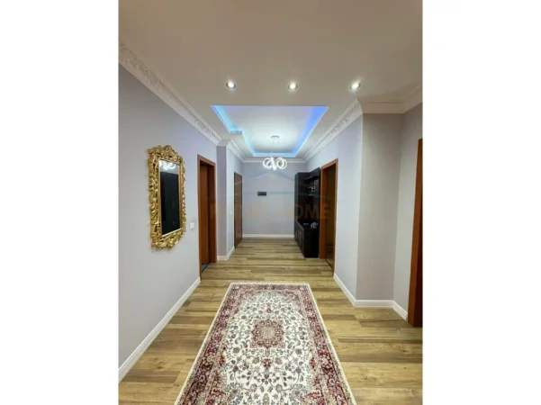 Tirane, jepet me qera apartament 2+1+Ballkon Kati 5, 116 m² 500 € (Yzberisht)