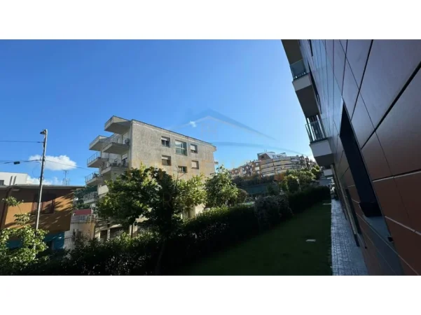 Tirane, jepet me qera apartament 2+1 Kati 1, 78 m² 650 € (Kodra e diellit)