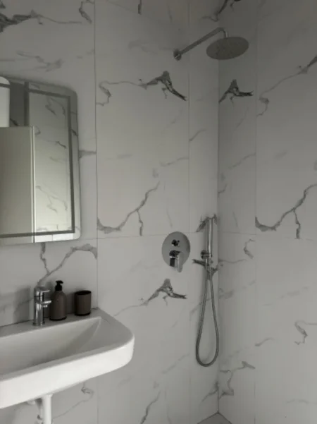 Tirane, jepet me qera garsonier Kati 8, 40 m² 40.000 Lek (Kompleksi Kadiu ne Ali Dem)