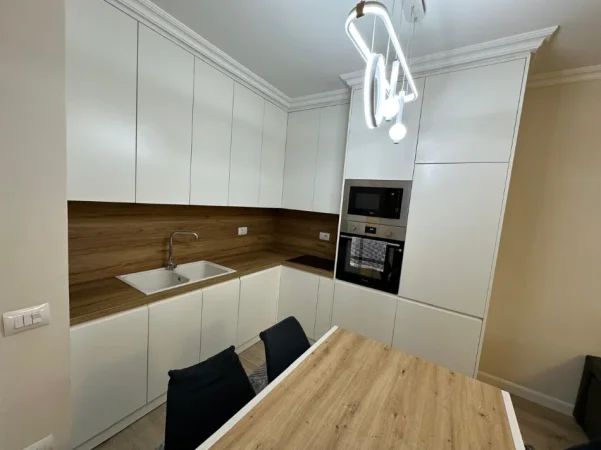 Tirane, jepet me qera apartament 2+1+Ballkon Kati 2, 115 m² 1.000 € (Pazari i Ri)