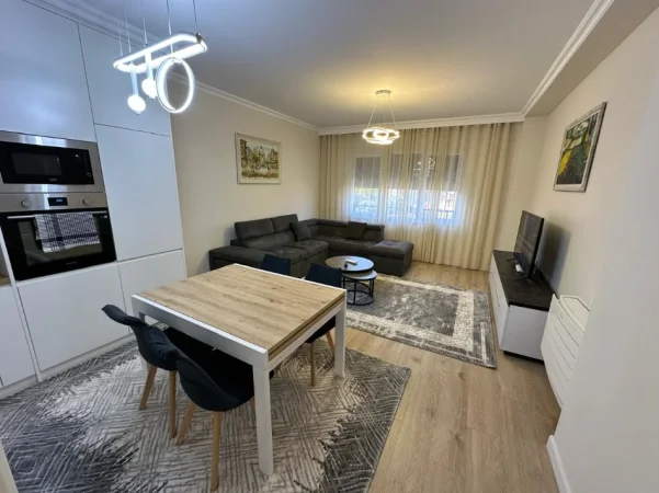 Tirane, jepet me qera apartament 2+1+Ballkon Kati 2, 115 m² 1.000 € (Pazari i Ri)