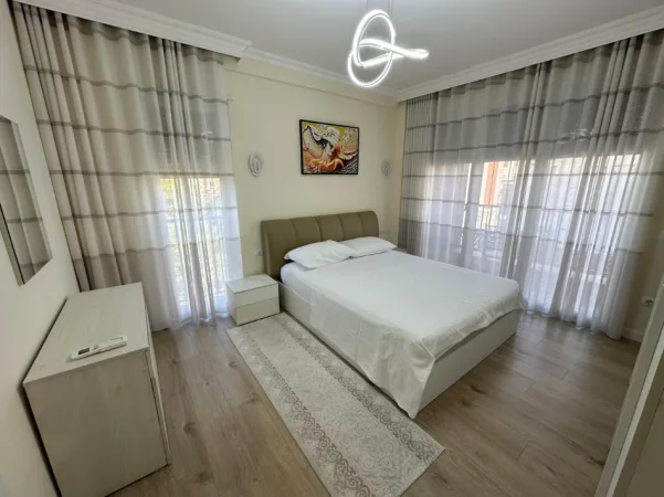 Tirane, jepet me qera apartament 2+1+Ballkon Kati 2, 115 m² 1.000 € (Pazari i Ri)