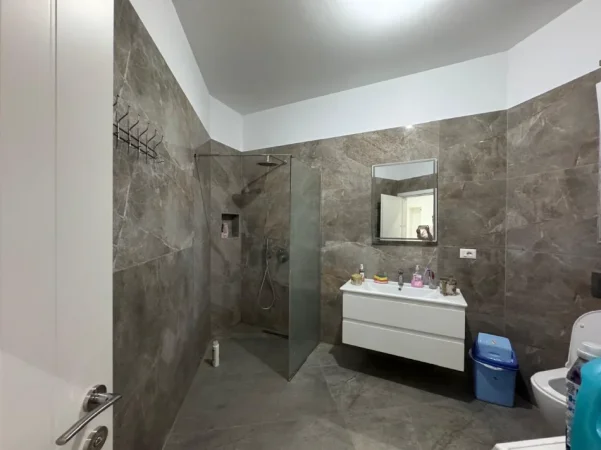 Tirane, jepet me qera Vile Vile 1 Katshe Kati 1, 140 m² 700 € 