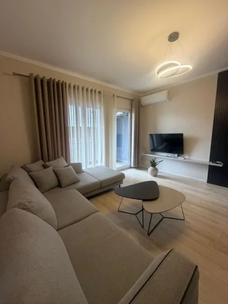Tirane, jepet me qera apartament 1+1+Ballkon Kati 4, 76 m² 600 € (Rruga 5 Maji)