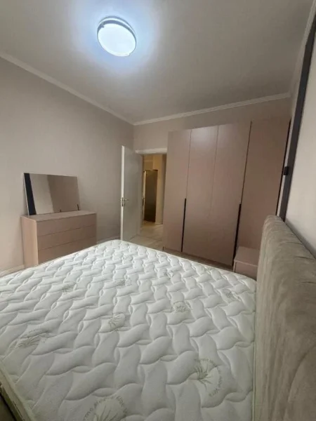 Tirane, jepet me qera apartament 1+1+Ballkon Kati 4, 76 m² 600 € (Rruga 5 Maji)