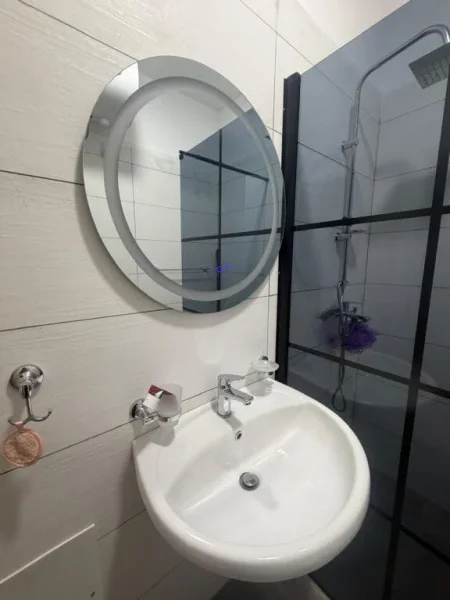 Tirane, jepet me qera apartament 1+1+Ballkon Kati 4, 76 m² 600 € (Rruga 5 Maji)