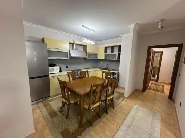 Tirane, jepet me qera apartament 2+1+Ballkon Kati 5, 120 m² 750 € (21 Dhjetori/Supermarket Joena)