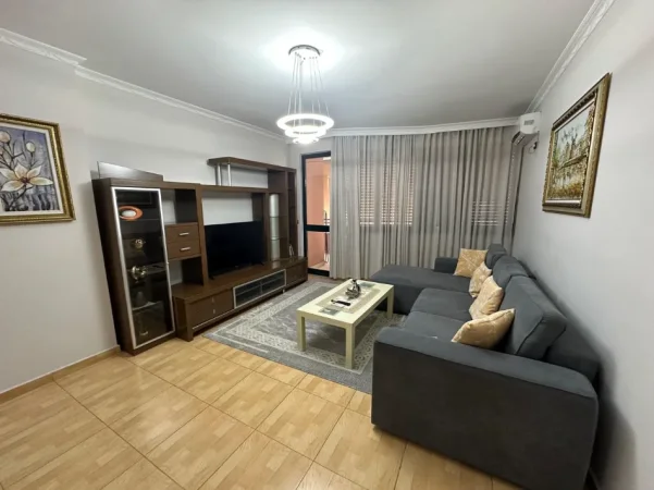 Tirane, jepet me qera apartament 2+1+Ballkon Kati 5, 120 m² 750 € (21 Dhjetori/Supermarket Joena)