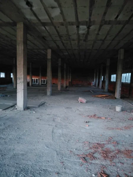 Tirane, jepet me qera magazine Kati 2, 700 m² 2.500 € (VORE)