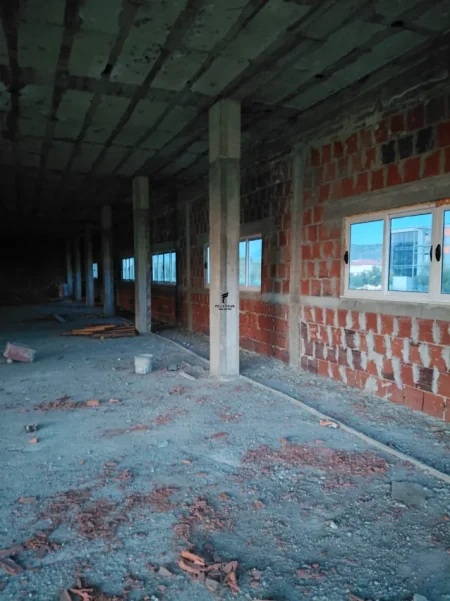 Tirane, jepet me qera magazine Kati 2, 700 m² 2.500 € (VORE)