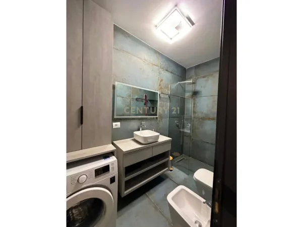 Tirane, jepet me qera apartament 3+1 Kati 14, 140 m² 2.500 € (Garden Building)