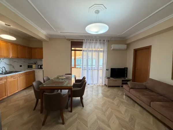 Tirane, jepet me qera apartament 4+1 Kati 8, 140 m² 1.000 € (ISH Ekspozita)