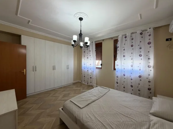 Tirane, jepet me qera apartament 4+1 Kati 8, 140 m² 1.000 € (ISH Ekspozita)