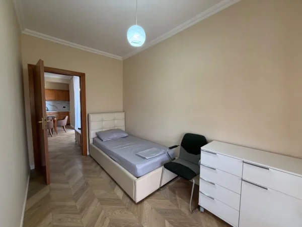 Tirane, jepet me qera apartament 4+1 Kati 8, 140 m² 1.000 € (ISH Ekspozita)