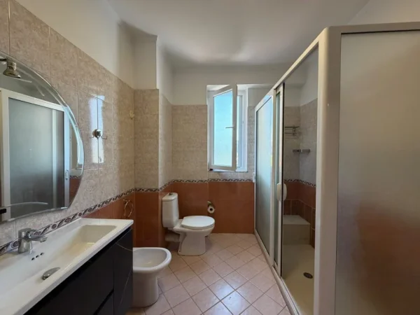 Tirane, jepet me qera apartament 4+1 Kati 8, 140 m² 1.000 € (ISH Ekspozita)