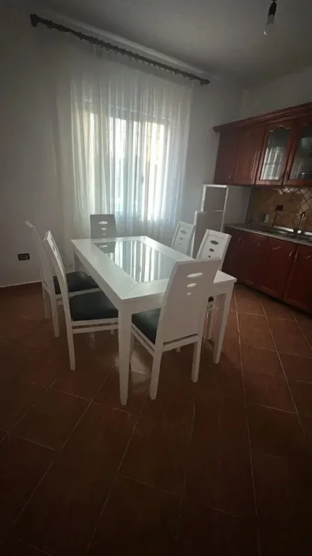 Tirane, jepet me qera apartament 3+1 Kati 1, 130 m² 400 € (Allias)
