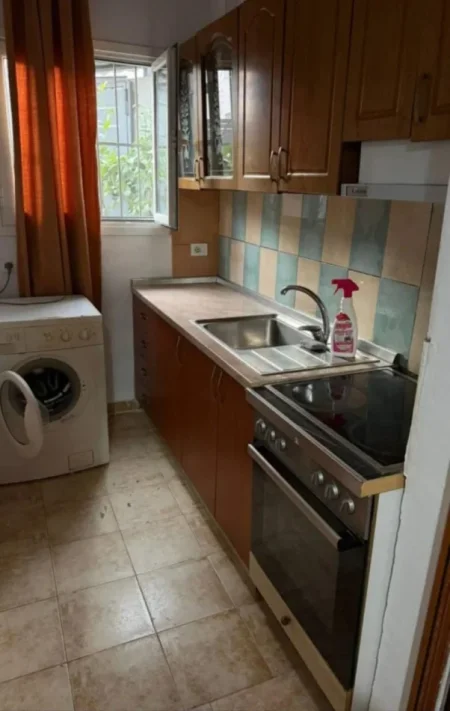 Tirane, jepet me qera apartament 1+1 Kati 1, 50 m² 300 € (Allias)