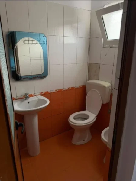 Tirane, jepet me qera apartament 1+1 Kati 1, 50 m² 300 € (Allias)