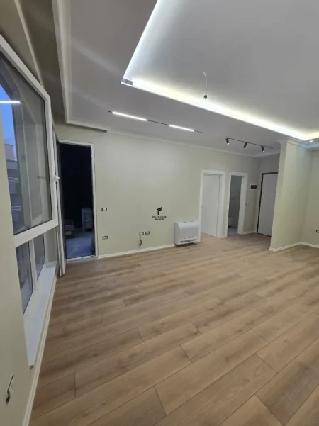 Tirane, jepet me qera zyre Kati 2, 67 m² 600 € (KOMUNA E PARISIT)