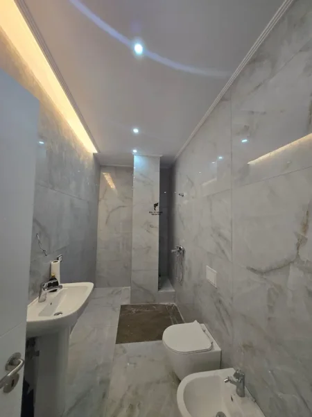 Tirane, jepet me qera zyre Kati 2, 67 m² 600 € (KOMUNA E PARISIT)