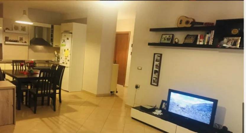 Tirane, jepet me qera apartament 1+1 Kati 6, 73 m² 370 € (Pallatet Cabej)