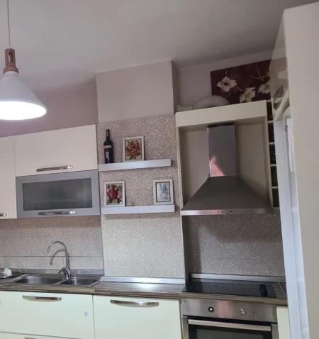 Tirane, jepet me qera apartament 1+1 Kati 6, 73 m² 370 € (Pallatet Cabej)
