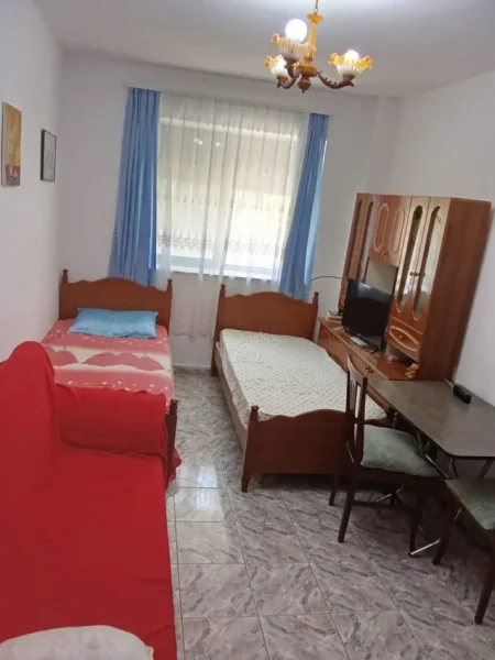 Tirane, jepet me qera apartament 2+1 Kati 1, 60 m² 360 € (Embassy of the United States)