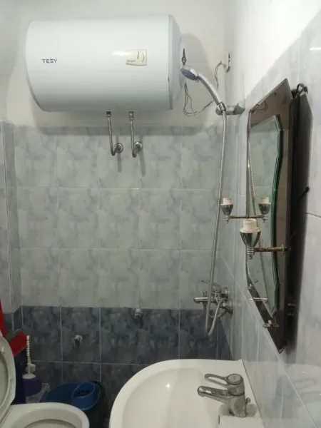 Tirane, jepet me qera apartament 2+1 Kati 1, 60 m² 360 € (Embassy of the United States)