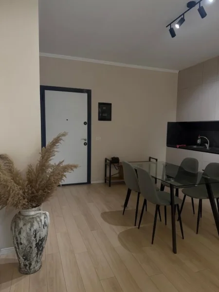 Tirane, jepet me qera apartament 1+1 Kati 3, 60 m² 600 € (Emerald Center)