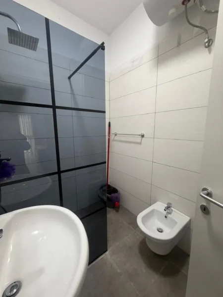 Tirane, jepet me qera apartament 1+1 Kati 3, 60 m² 600 € (Emerald Center)
