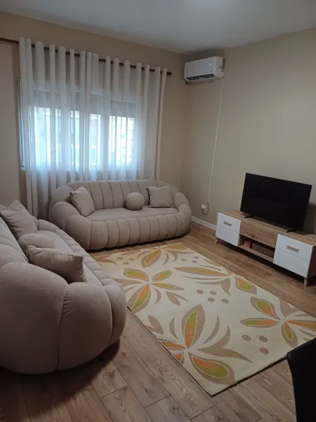 Tirane, jepet me qera apartament 2+1+Ballkon Kati 4, 85 m² 700 € (Brryli)