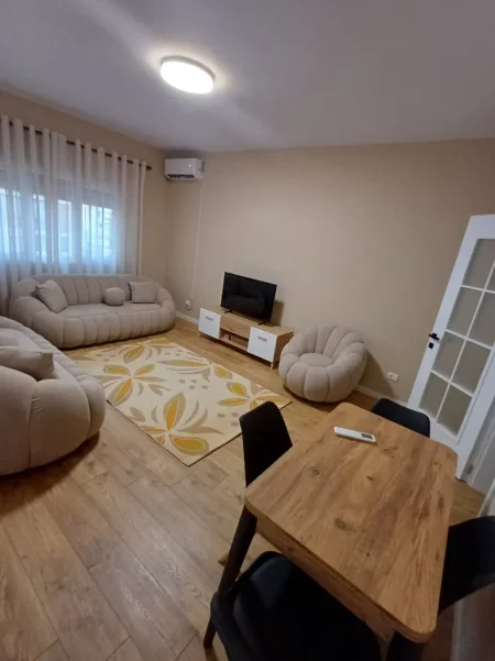 Tirane, jepet me qera apartament 2+1+Ballkon Kati 4, 85 m² 700 € (Brryli)