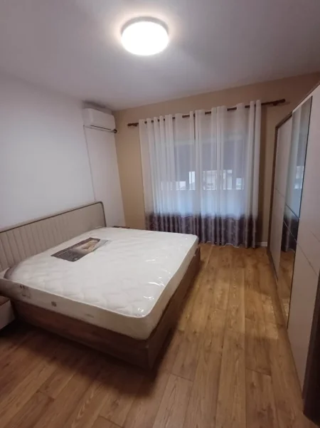 Tirane, jepet me qera apartament 2+1+Ballkon Kati 4, 85 m² 700 € (Brryli)