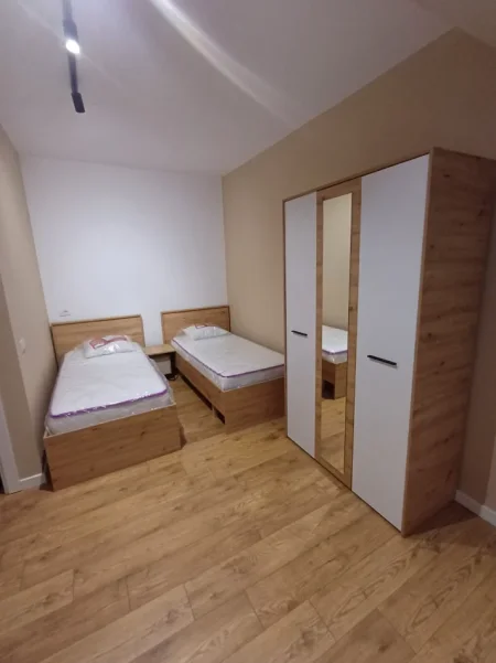 Tirane, jepet me qera apartament 2+1+Ballkon Kati 4, 85 m² 700 € (Brryli)
